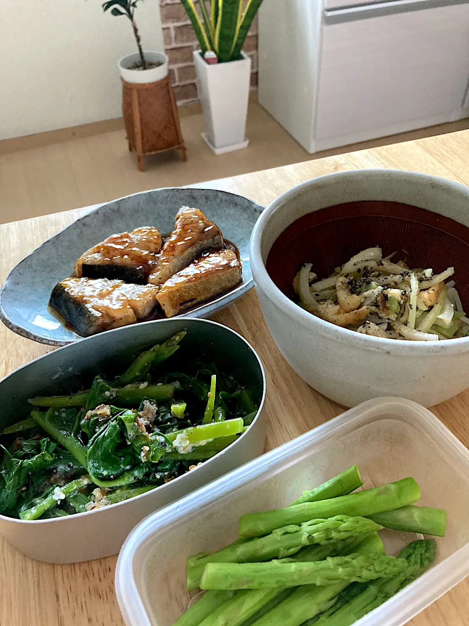 Snapdishの料理写真:明日から３日、朝早いのでお弁当オカズの仕込み。ぶりの照り焼き、大根の皮と葉で塩きんぴら、モロヘイヤのお浸し、茹でアスパラ(アスパラベーコン用)❤️|さくたえさん