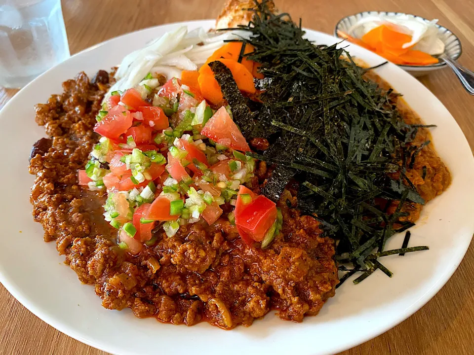 チリコンカン夏と極辛キーマクラシックのりだくのあいがけ🍛🔥味玉トッピング🥚ピクルスマシマシ🥒|buhizouさん