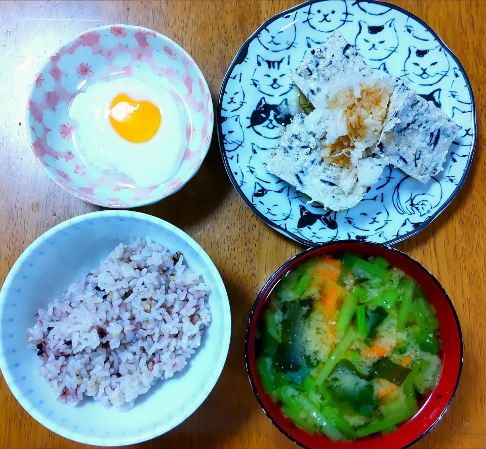 ８月１７日　レンチン鶏つくねの和風おろしだれ　温泉卵　わかめとほうれん草と人参のお味噌汁|いもこ。さん