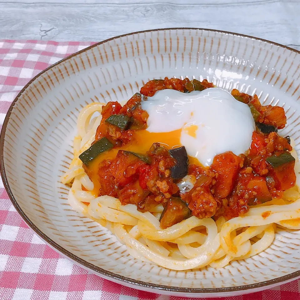 Snapdishの料理写真:レンジで簡単！夏野菜のキーマカレーうどん|sarada.makiさん