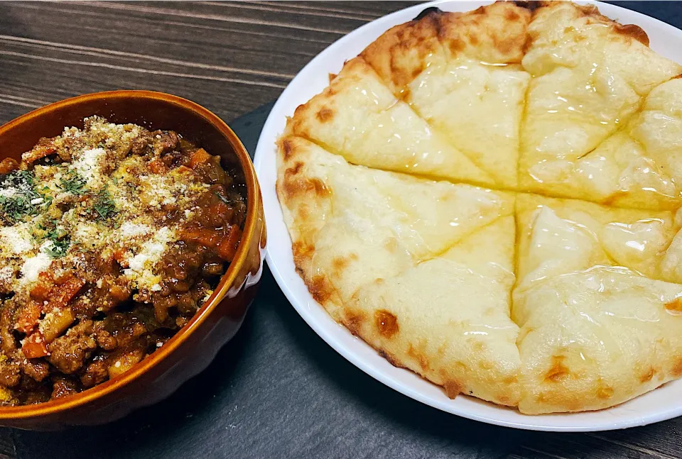 夏野菜キーマカレーとハニークリームチーズ麹ナン|綾さん