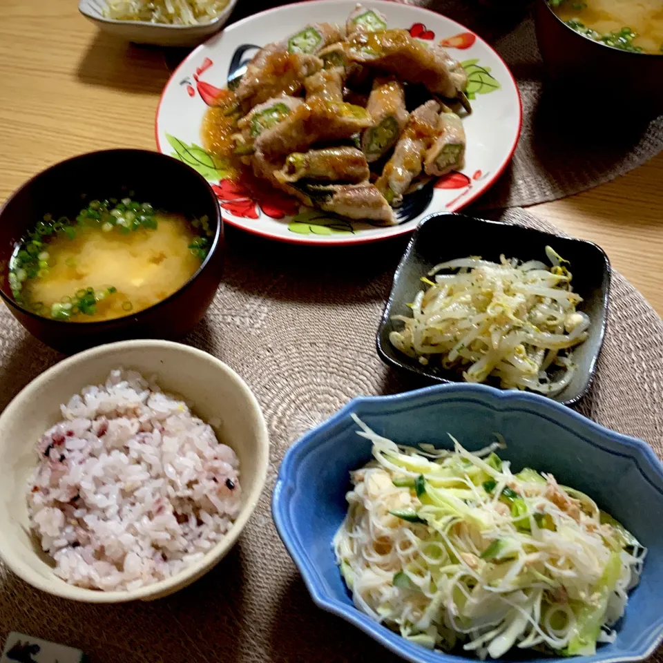 オクラの肉巻き、もやしのパセリチーズ和え、ビーフンサラダ、豆腐の味噌汁|ツインうさぎさん