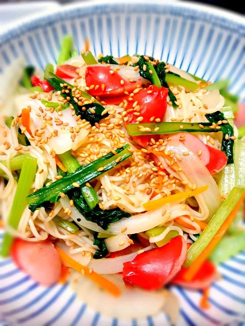 赤ウインナーと野菜を入れて〜
そうめんチャンプルー風に🤩
味付けは、塩コショウ、醤油、酒、味噌、ダシダでーす🤣|あっこさん