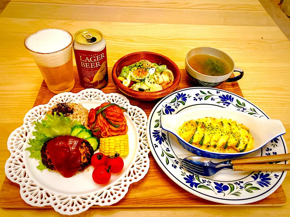 今日の夕食　ハンバーグプレート　かぼちゃのグラタン　シーフードサラダ　ベーコンと豆苗のコンソメスープ|ふわ猫はなちゃんさん