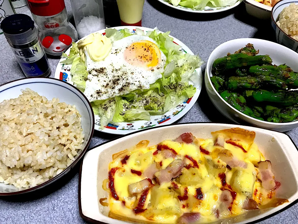 Snapdishの料理写真:欧米のマカロニチーズふうに #夕飯 ロウカット玄米ご飯、マカロニチーズふうジャガベーコンチーズ、目玉焼き(ターンオーバーじゃないやつ)、レタスサラダ、おかか焼きししとう|ms903さん