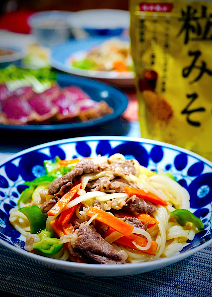 Snapdishの料理写真:和風味噌焼きうどん✨✨✨カツオのたたきはオマケだよ❣️😉|イチロッタさん