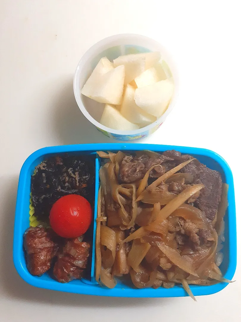 Snapdishの料理写真:☆小１弁当☆牛丼、竹輪磯揚げ、ひじき煮物、ミニトマト、梨|ｼｮｺﾗさん