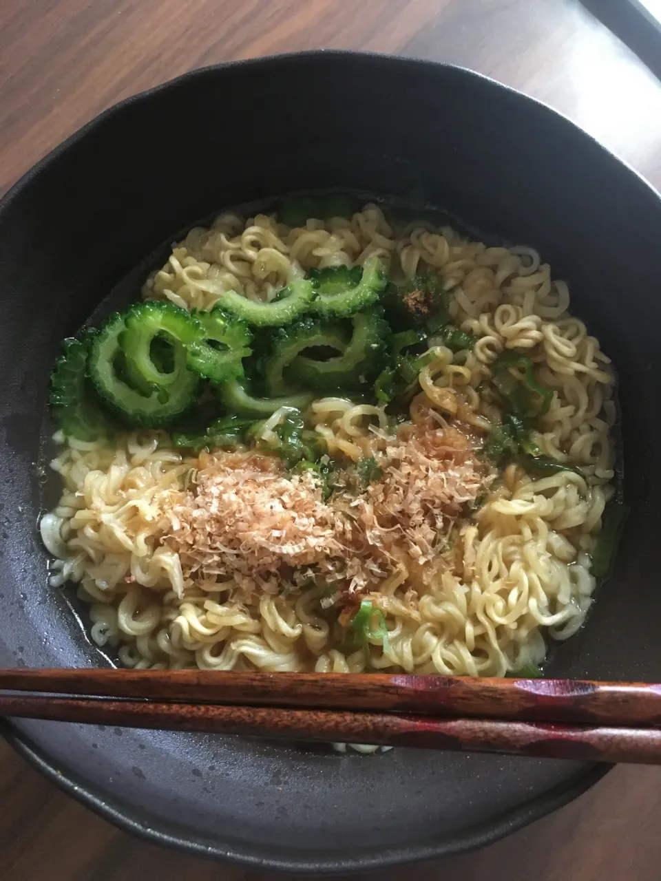 Top Valueの醤油ラーメン 鰹節とゴーヤ添え|にゃふてんさん