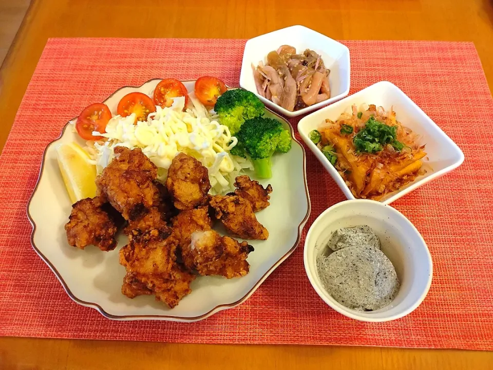 Snapdishの料理写真:☆鶏の唐揚げ
☆焼き生あげ
☆黒ゴマおぼろ豆腐
☆ずいき酢の物|chikakoさん