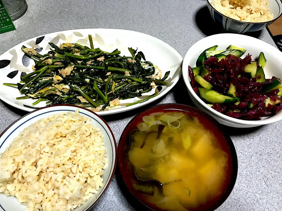 今日は暑い一日でした #夕飯　ロウカット玄米ご飯、空芯菜ツナ玉子炒め、きゅうり中華漬けザワークラウト和え、じゃが昆布ネギ味噌汁|ms903さん