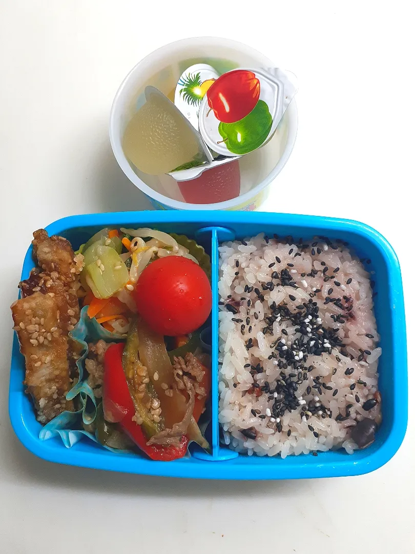 ☆小１弁当☆赤飯(なんとなく炊いた)、焼肉、野菜ナムル、牛蒡甘辛、ミニトマト、ミニゼリー|ｼｮｺﾗさん