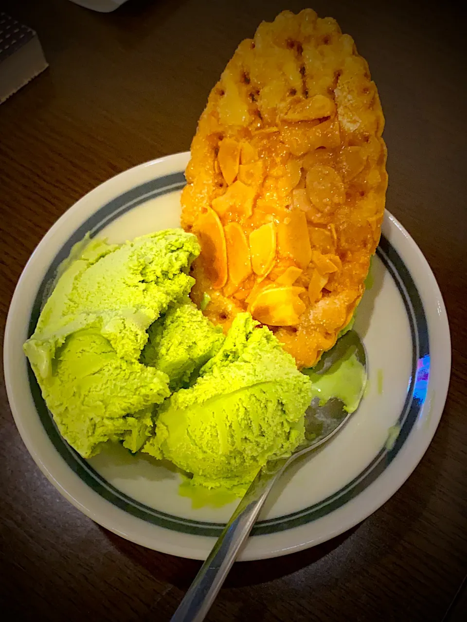 Snapdishの料理写真:グリーンティーアイス＆アーモンドリーフパイ🍨🍃|ch＊K*∀o(^^*)♪さん