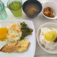 Snapdishの料理写真:鮭とサラダ付き物定食|mi-amorさん