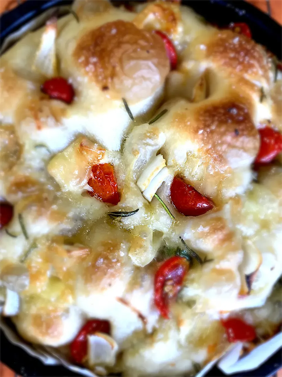 Focaccia whit olive oil, cherry tomato, Camembert cheese|Watanabe Cristinaさん