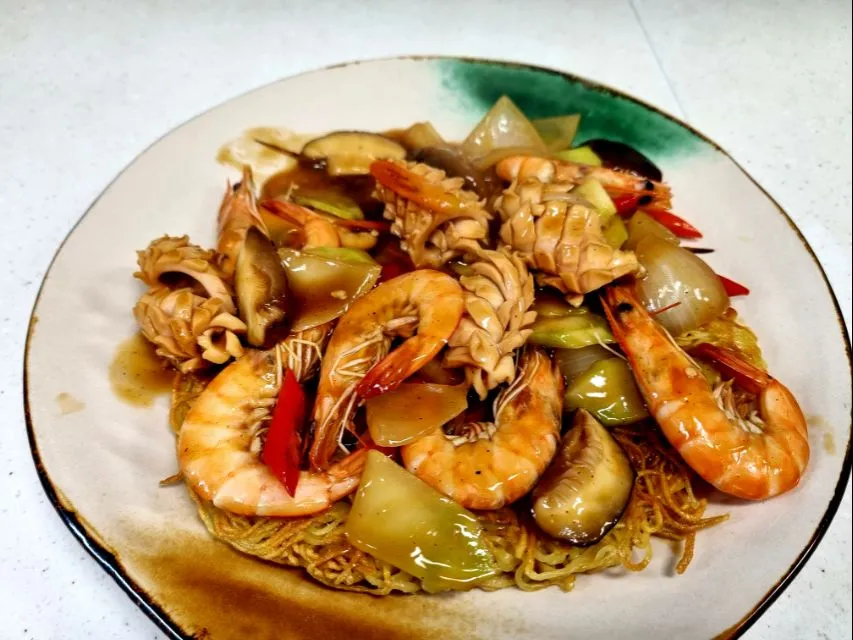 cantonese style seafood fried noodle|steven z.y.さん