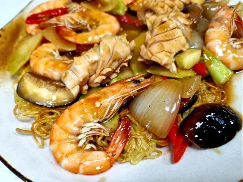 cantonese style seafood fried noodle|steven z.y.さん