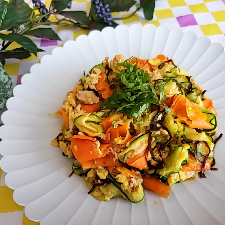 cherry🍒さんのお料理
夏野菜、ツナと塩昆布の炒め物|小豆🌼さん