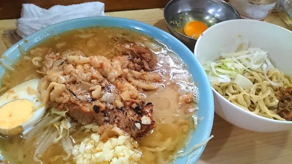 【梶原店限定メニュー復活】
ラーメン富士丸 
明治通り都電梶原店
富士丸ラーメン（900円）
－麺半分
＋生卵（麺半分で無料）
＋白（別丼、和え麺、100円）
＋ニンニク半分（無料）
＋ちょいアブラ（無料）
＋豚肉炙り（1枚無料）
@都電梶原3分
（赤羽から自転車28分）
21180|大脇さん