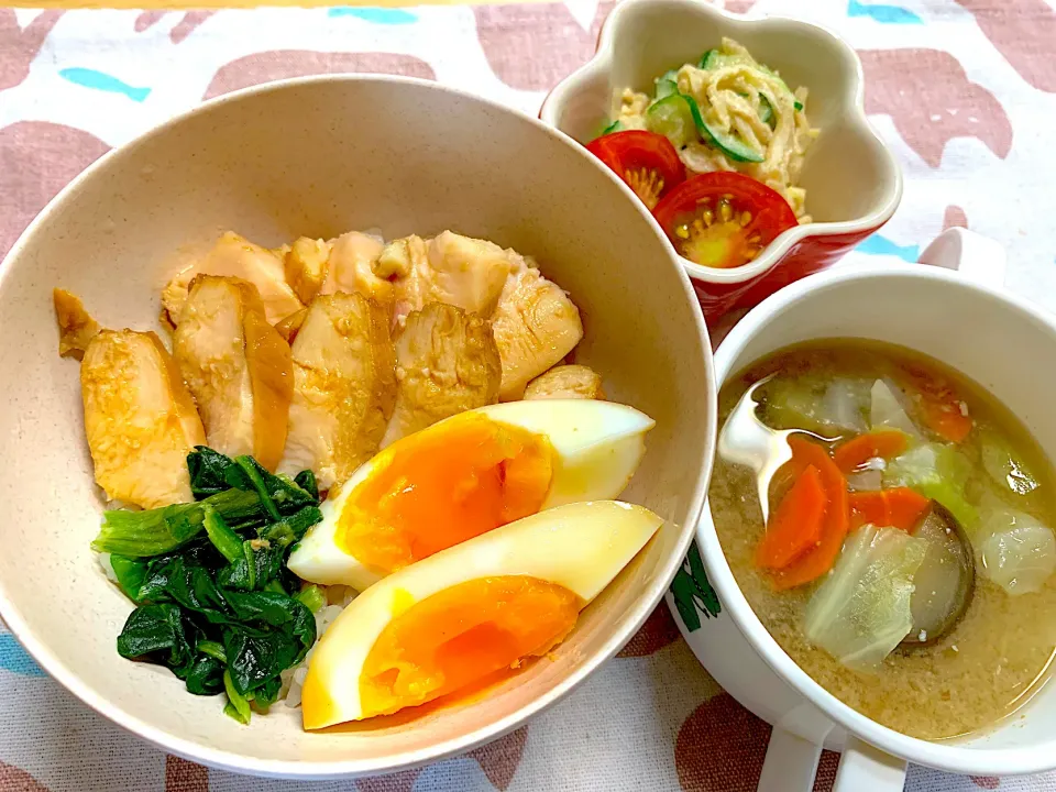 Snapdishの料理写真:しっとり鳥チャーシュー丼　切り干し大根サラダ|ゆりえさん