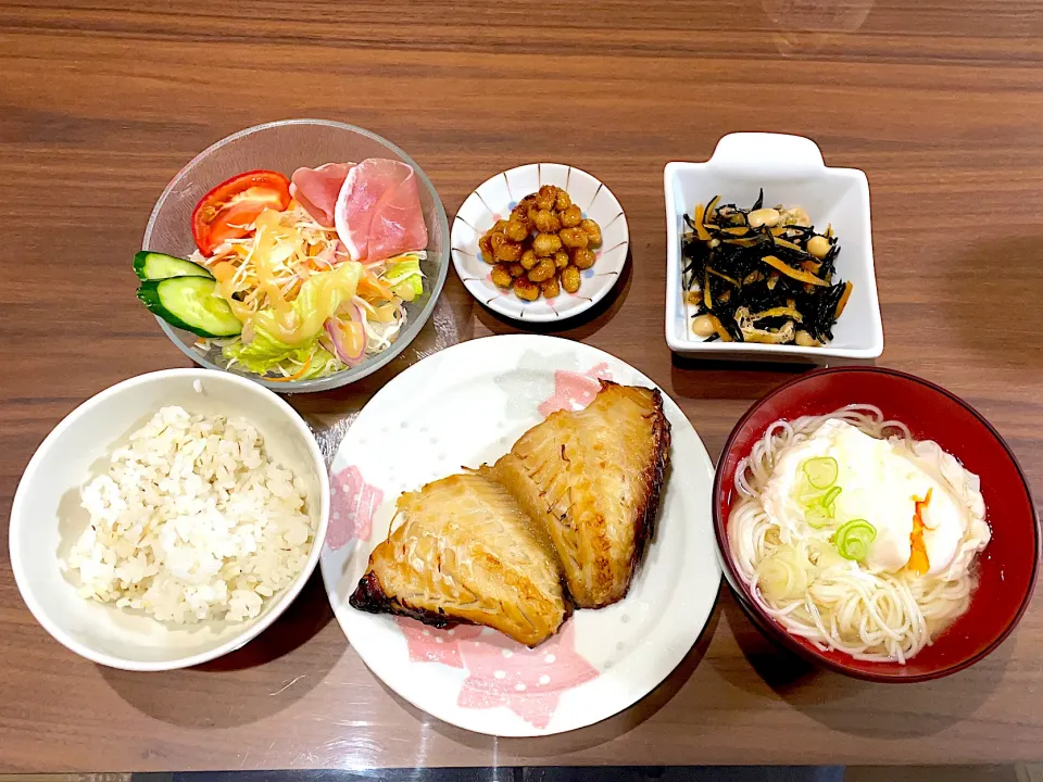 赤魚いしる干し　素麺と落とし卵の味噌汁　ひじきの煮物　甘辛大豆揚げ　サラダ|おさむん17さん