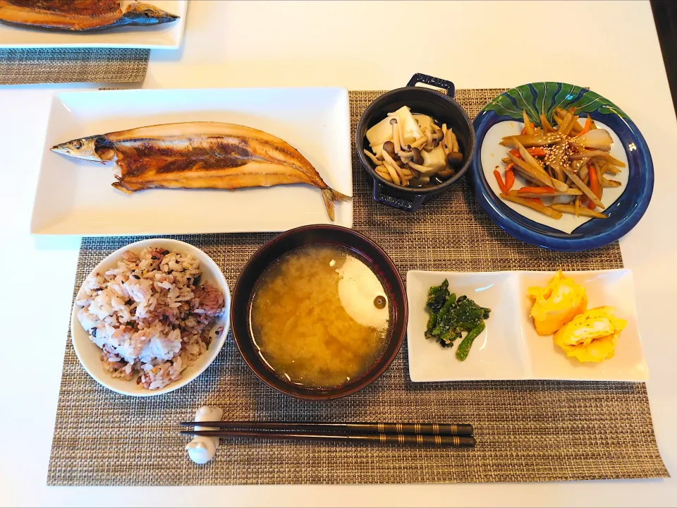 Snapdishの料理写真:今日の夕食　さんまの開き、高野豆腐煮物、ごぼうと舞茸のきんぴら、雑穀米、玉ねぎとごぼうの味噌汁、ほうれん草の胡麻和え、甘酒卵焼き|pinknari🐰🌈さん