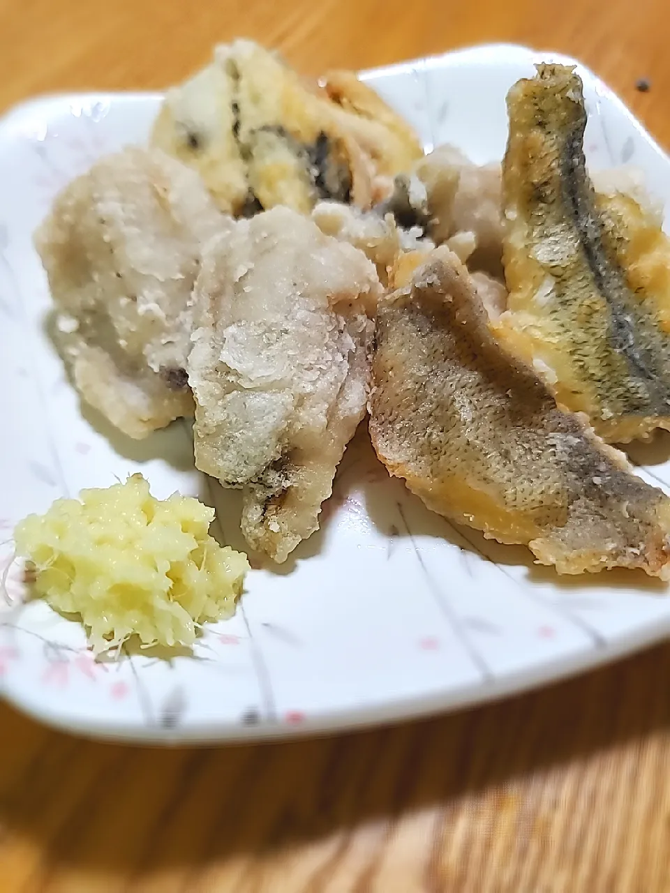 息子たちと海で釣った魚を唐揚げにしました🐟|SaYaKaさん