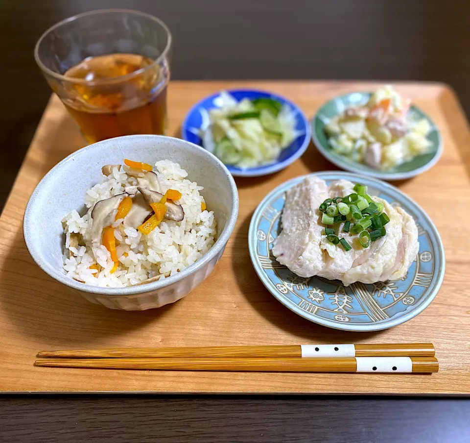 塩麹鶏ハム　椎茸炊き込みご飯　ポテトサラダ　キャベツゆかり和え|ちぐあささん