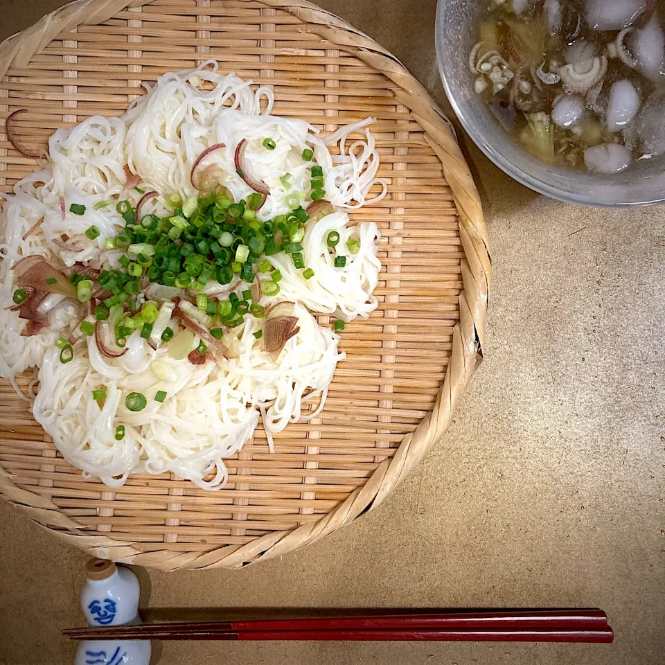 Snapdishの料理写真:冷やしお味噌汁(なす、なめこ)でいただくそうめん。|yukko7740さん