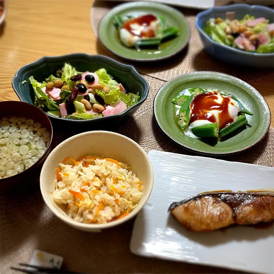 ブリの照り焼き、オクラエッグ、サラダ、炊き込みご飯、味噌汁(小松菜、揚げ玉)|ツインうさぎさん