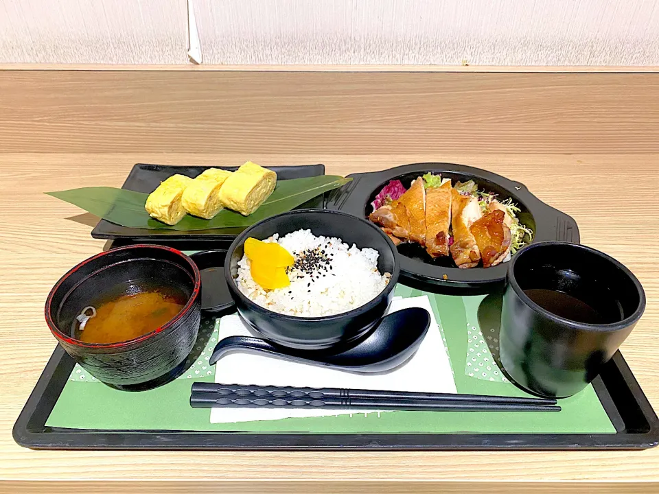 Snapdishの料理写真:Tamagoyaki and wafu chicken fillet set|skyblueさん