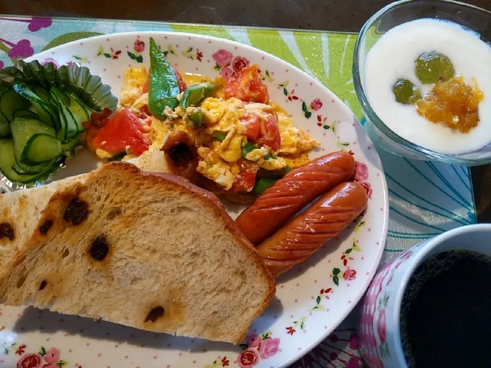 朝食　トマト　いんげんスクランブルエッグ|まみおさん