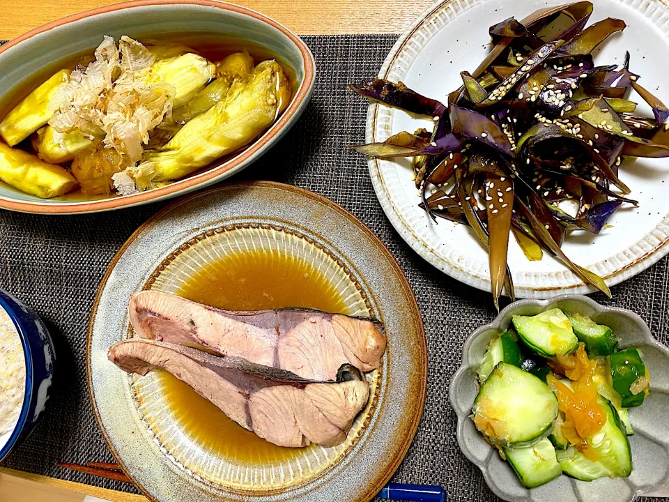 鰤の煮付け、寿木けいさんのなす皮のきんぴら、茄子の翡翠蒸し、きゅうりうめおかか🥒|1614さん