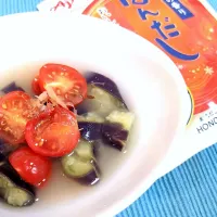 夏にピッタリ！冷やしみそ汁作ってみました！

まだまだ料理は苦手ですが…

なすも電子レンジでいいし、トマトもそのままポ～ンと！
氷水で冷やすので、味噌とほんだしはもう少し濃い目に入れても良かったかも！

また挑戦します！|みーちゃんさん