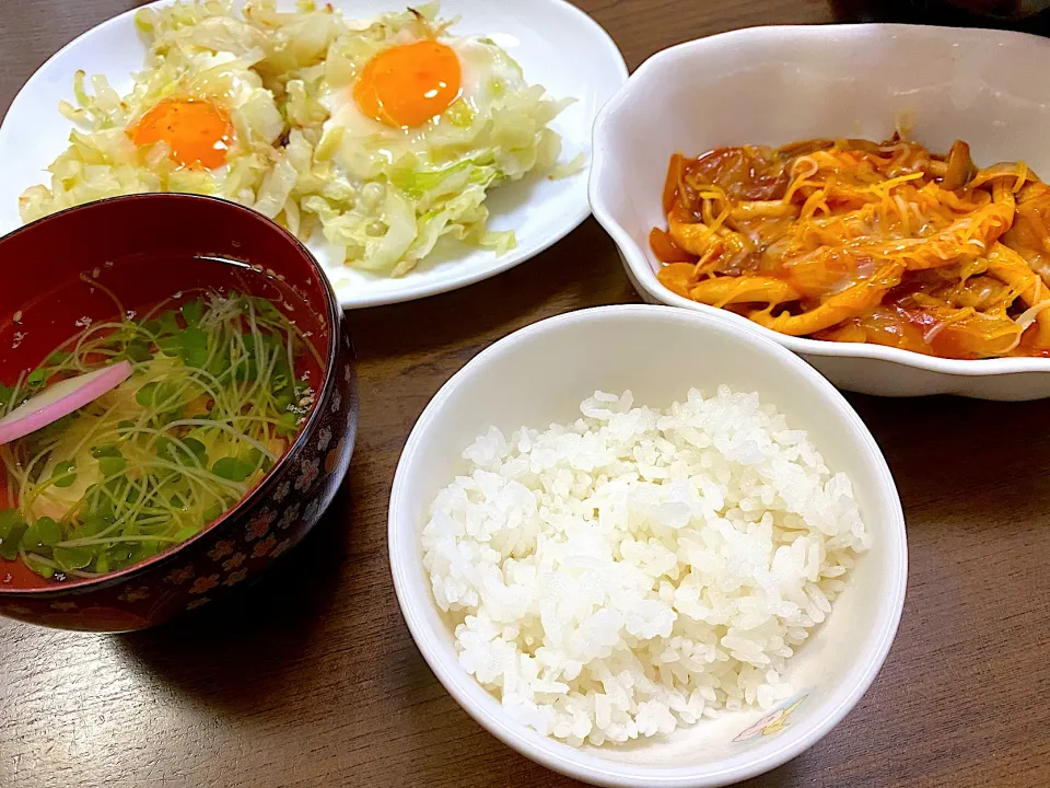 チキンのトマト煮込み、巣ごもり卵、かまぼことかいわれの吸い物|りかさん