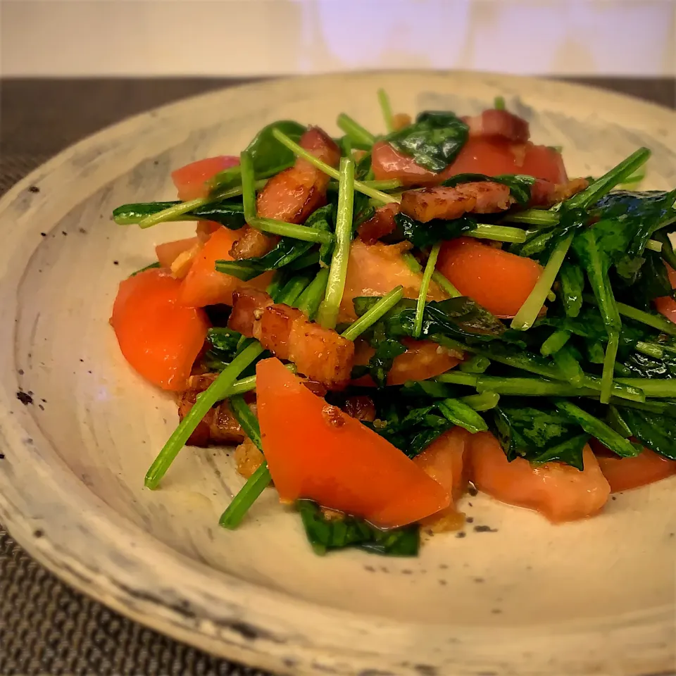 カリカリベーコンとベビーほうれん草とトマトのサラダ🥗|Yochipyさん