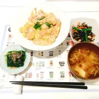 親子丼とひじきの煮物とほうれん草のお浸し|まるみさん