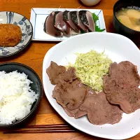 Snapdishの料理写真:牛タンと蟹クリームコロッケと鰹のたたき|GAKUさん