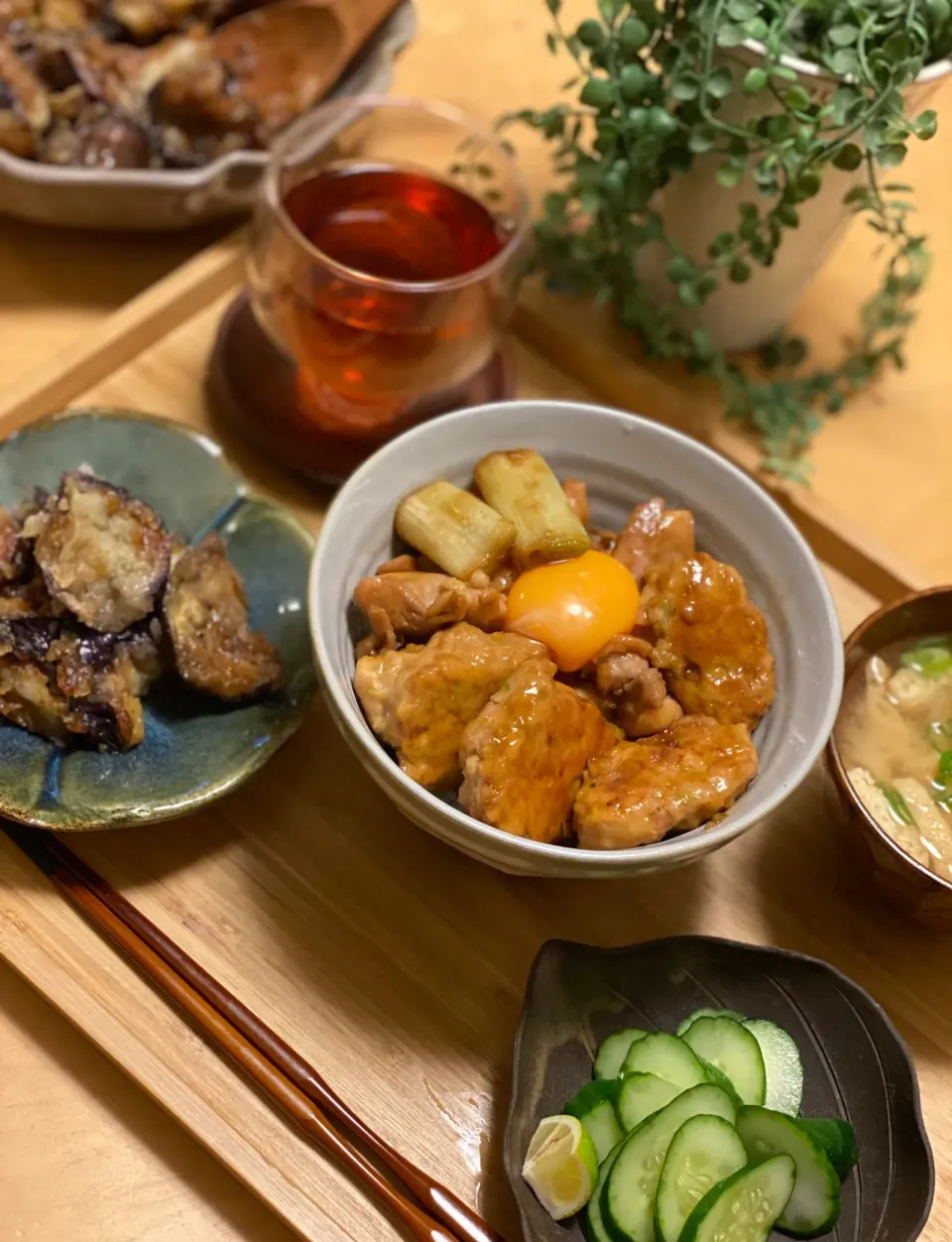 つくねと焼鳥丼　なすのとろとろ生姜焼き　お漬物　お揚げのお味噌汁|エトフさん