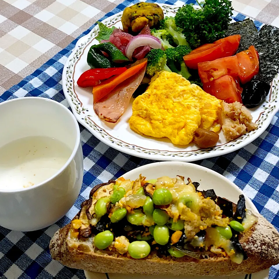 今日の朝ごはん★具だくさんカンパーニュ★肉味噌、鮭フレーク、枝豆、干し椎茸、ワカメ、チーズをのせて焼きました|riko30294さん