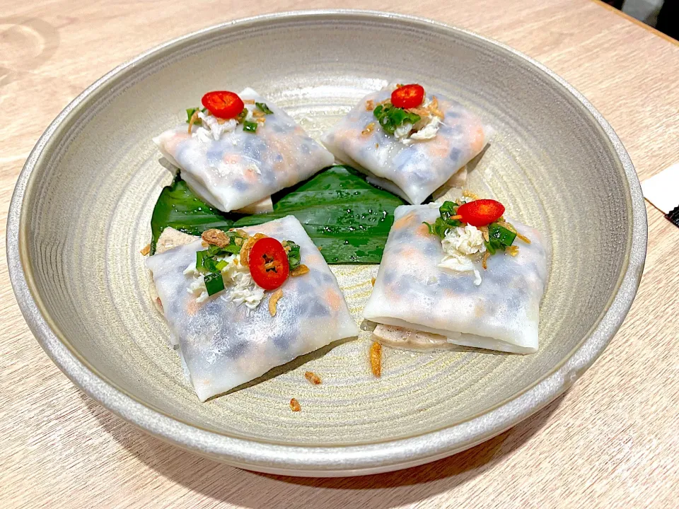 Steamed rice parcels filled with pork, dried shrimps, cloud mushrooms and crab meat|skyblueさん