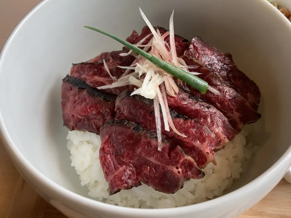 馬肉炙り丼|秋丸憲和さん