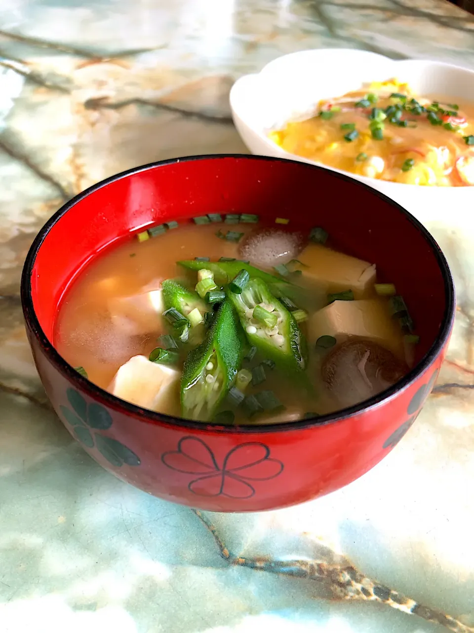 オクラと豆腐の冷やし味噌汁、塩だれ天津飯でお昼ごはん|あるぱかさん