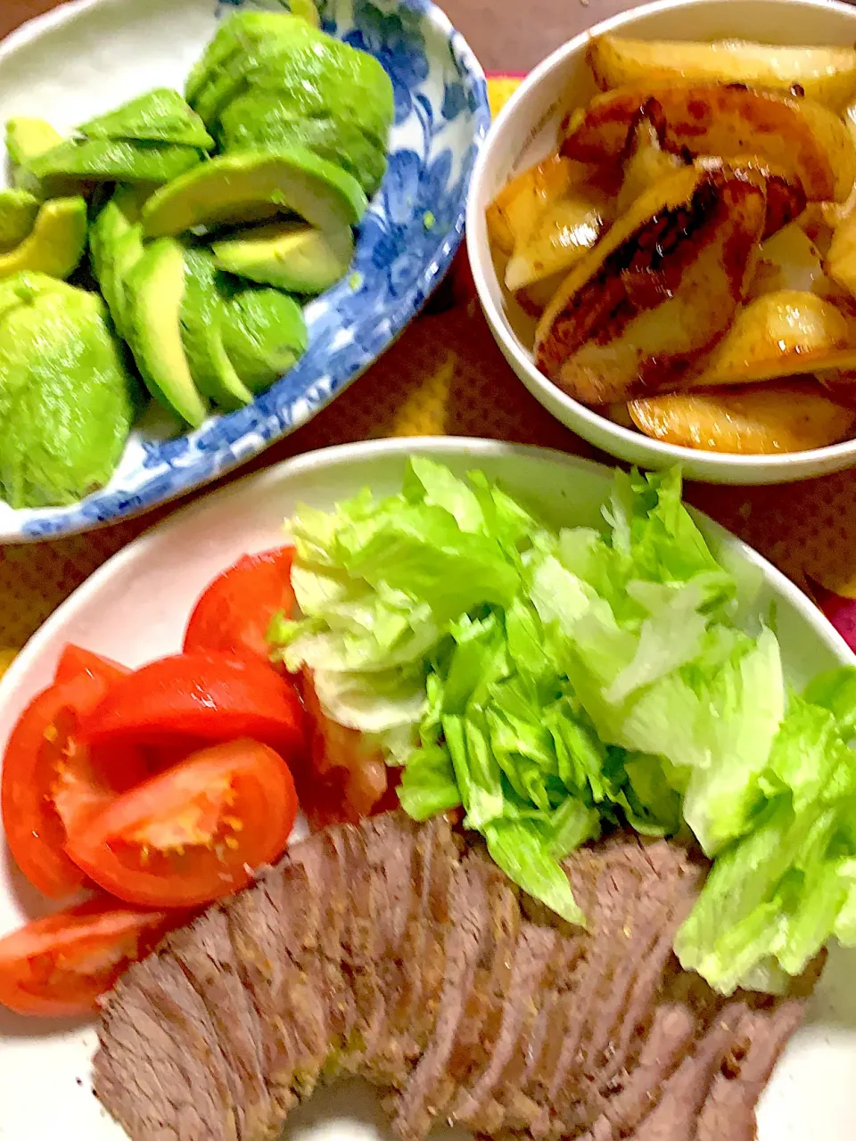 ローストビーフ　トマト🍅レタス🥬　ポテトのバター醤油　アボカド🥑|掛谷節子さん