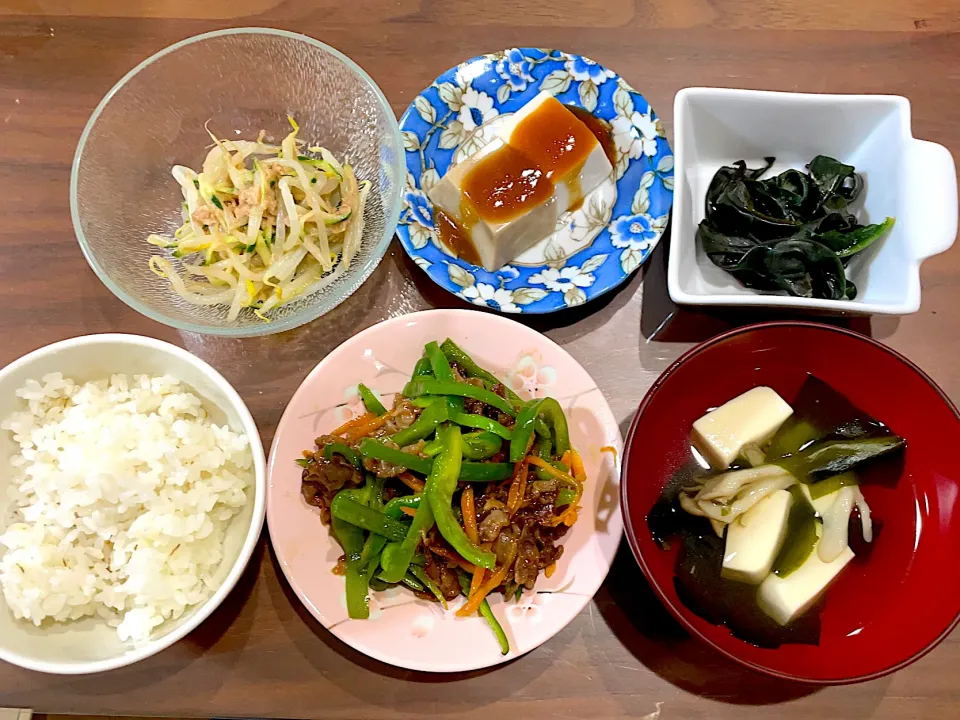 青椒肉絲　豆腐と舞茸、わかめのすまし汁　金時草の酢の物　胡麻豆腐　もやしとツナのナムル|おさむん17さん