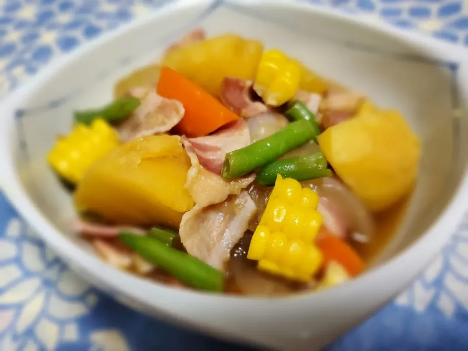 Snapdishの料理写真:🥔ベーコンの肉じゃが🥔|みよぱさん