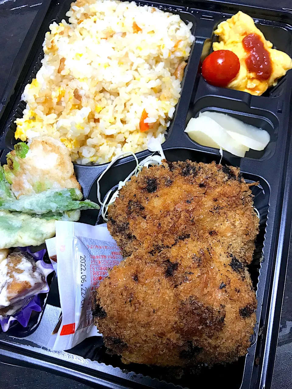 メンチカツ　チャーハンお弁当|saturnさん