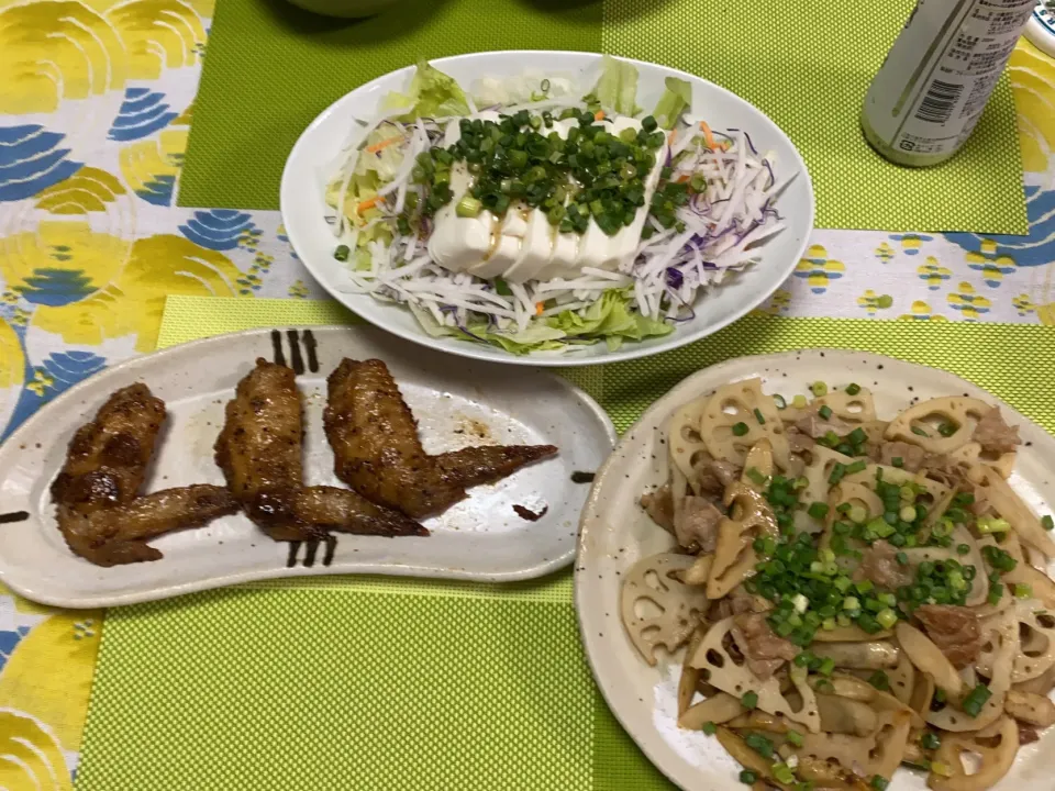 Snapdishの料理写真:根菜と豚バラの甘辛炒め、豆腐サラダ、手羽先|peanutsさん