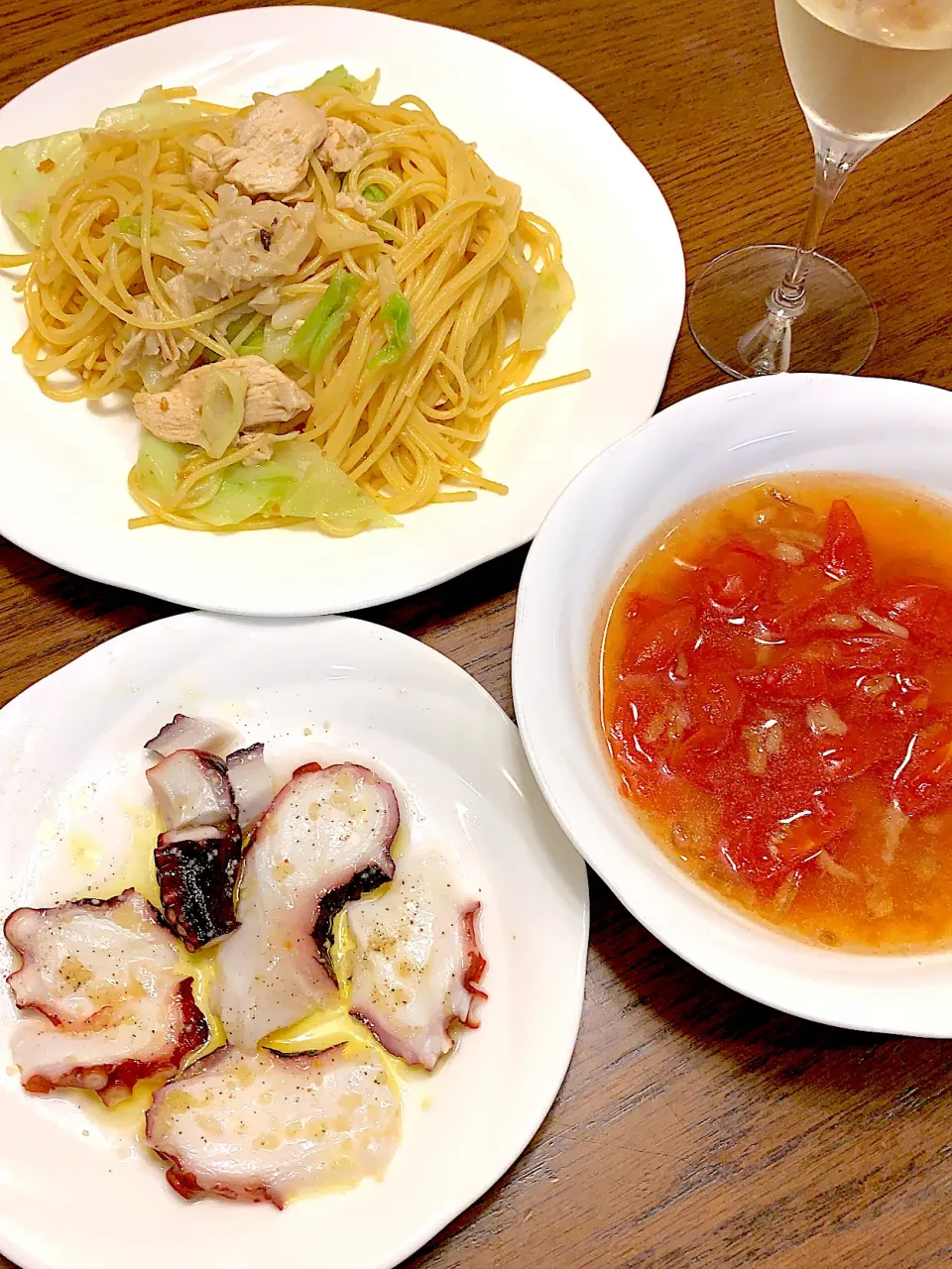 Snapdishの料理写真:蛸のカルパッチョ🐙トマトスープ🍅鶏胸肉とキャベツの和風スパゲティ🥬今日の夕食20210822|rococoさん