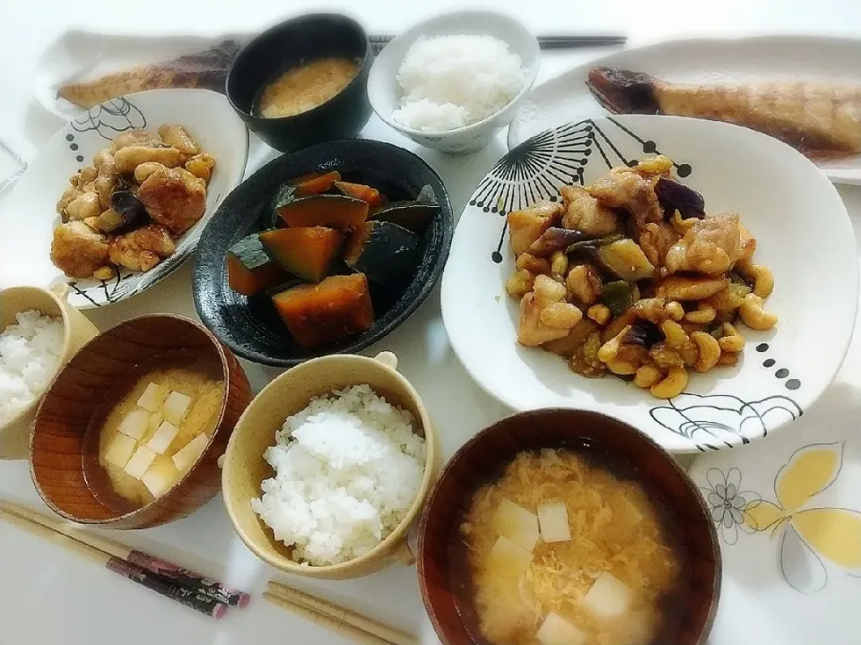 夕食(*^^*)
鶏肉と野菜のカシューナッツ炒め(なす、ピーマン)
鯖の塩焼き
かぼちゃ煮
お味噌汁(しらす、豆腐、卵)|プリン☆さん