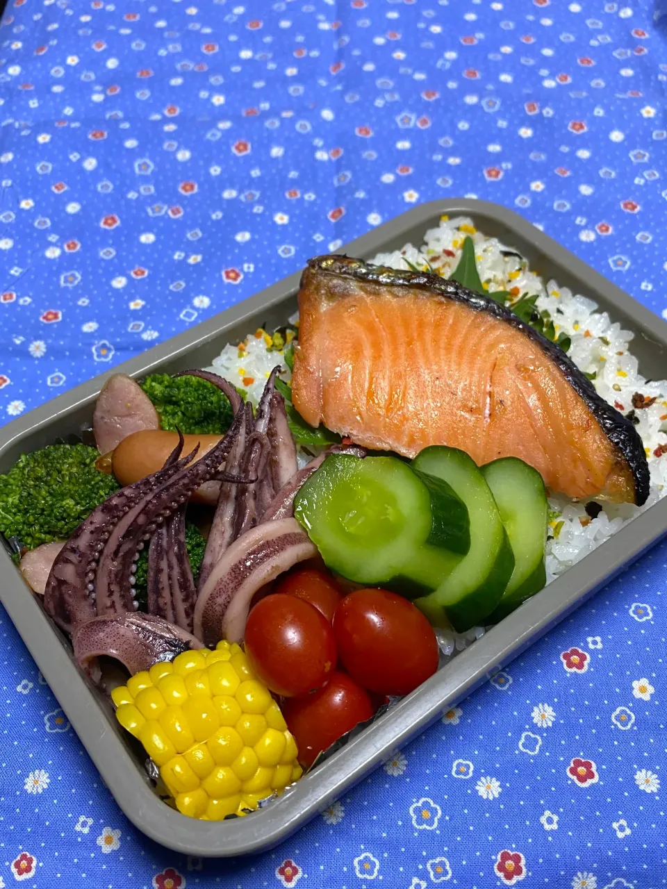 息子のお弁当(リク､イカ入れて～❣️😃)|かあたんさん